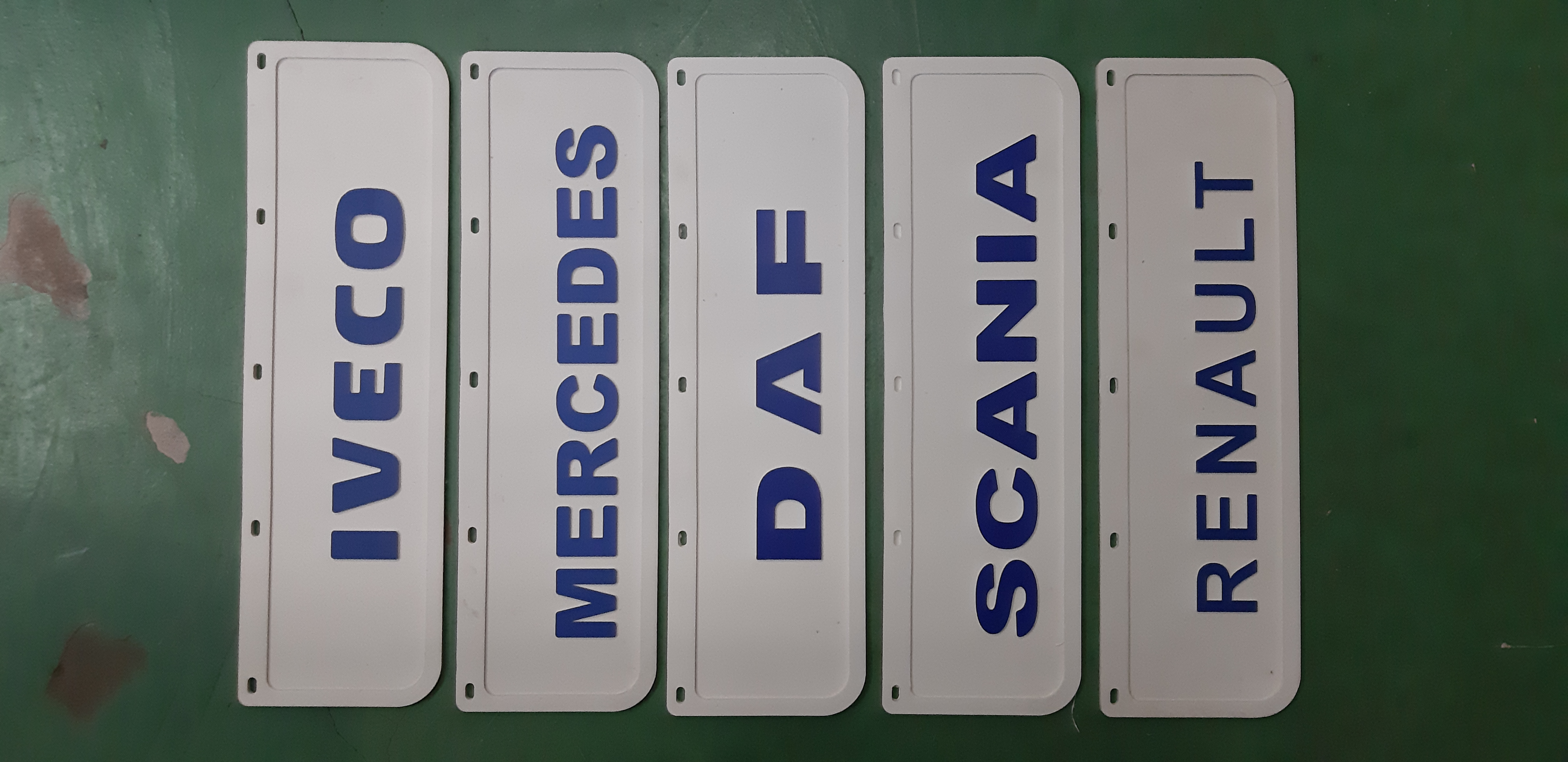 Zástěrka 600x180mm bílá s nápisem 